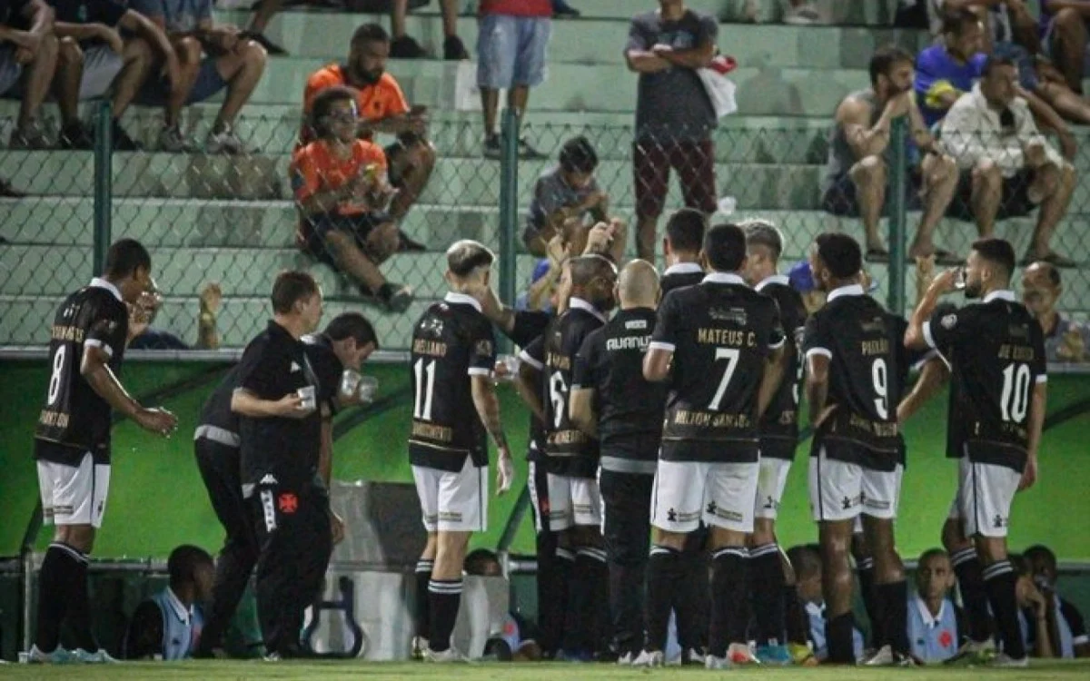 Os jogadores do Vasco se reuniram após levar 2 a 0 e buscaram a reação, mas cederam o empate