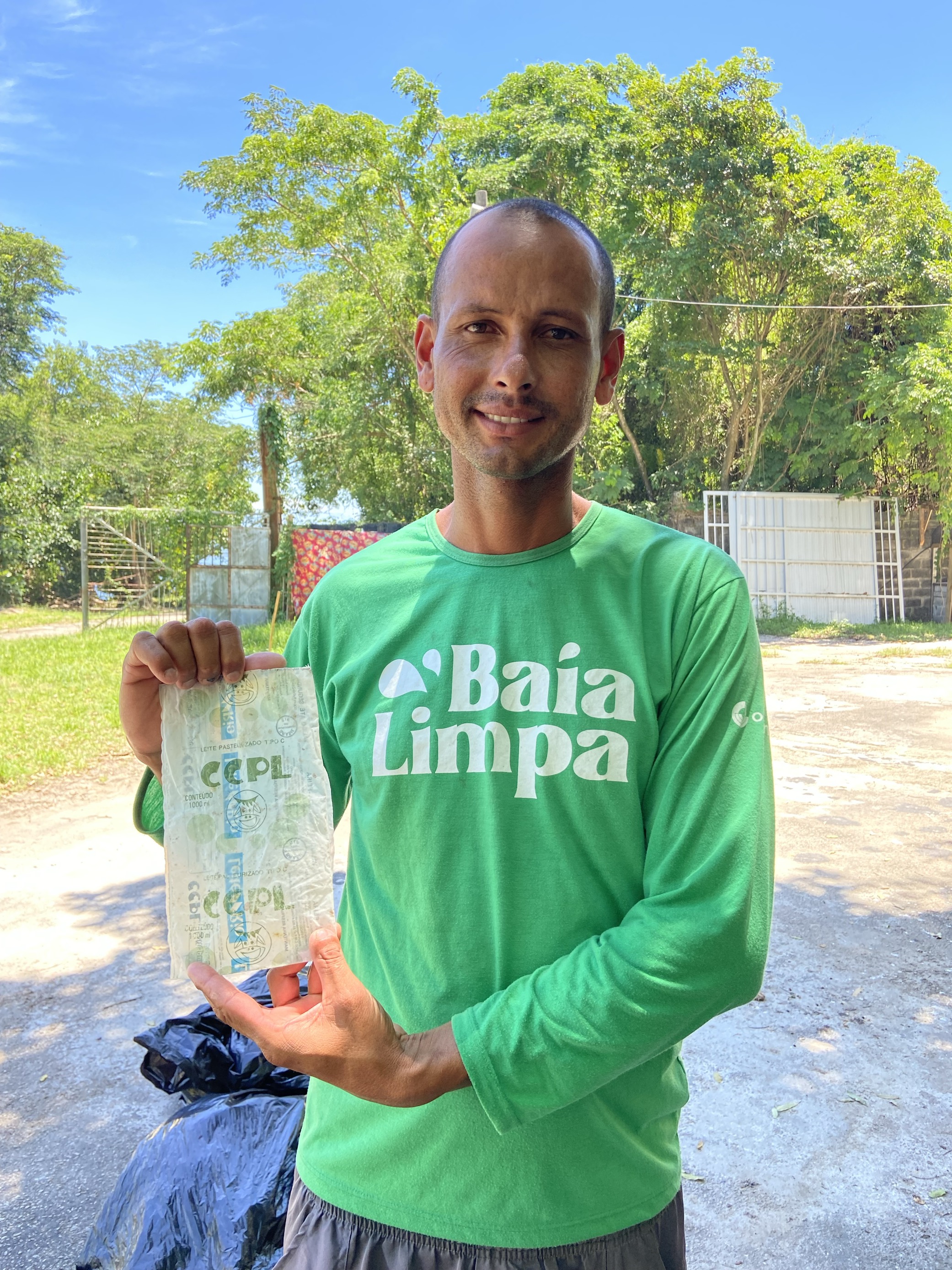 O projeto Baía Limpa descobriu um museu itinerante submerso de resíduos à deriva na Baía de Guanabara