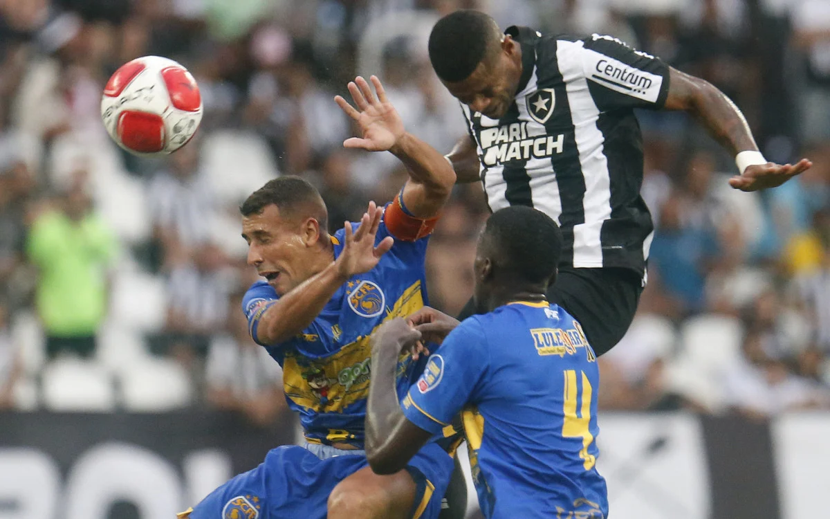 Júnior Santos e Jeffinho fizeram os gols da vitória do Glorioso