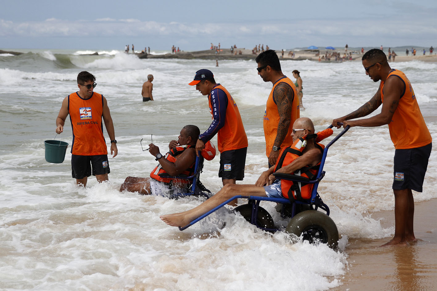 O acesso à praia para pessoas com mobilidade reduzida e cadeirantes é feito pela rampa com o apoio da Defesa Civil