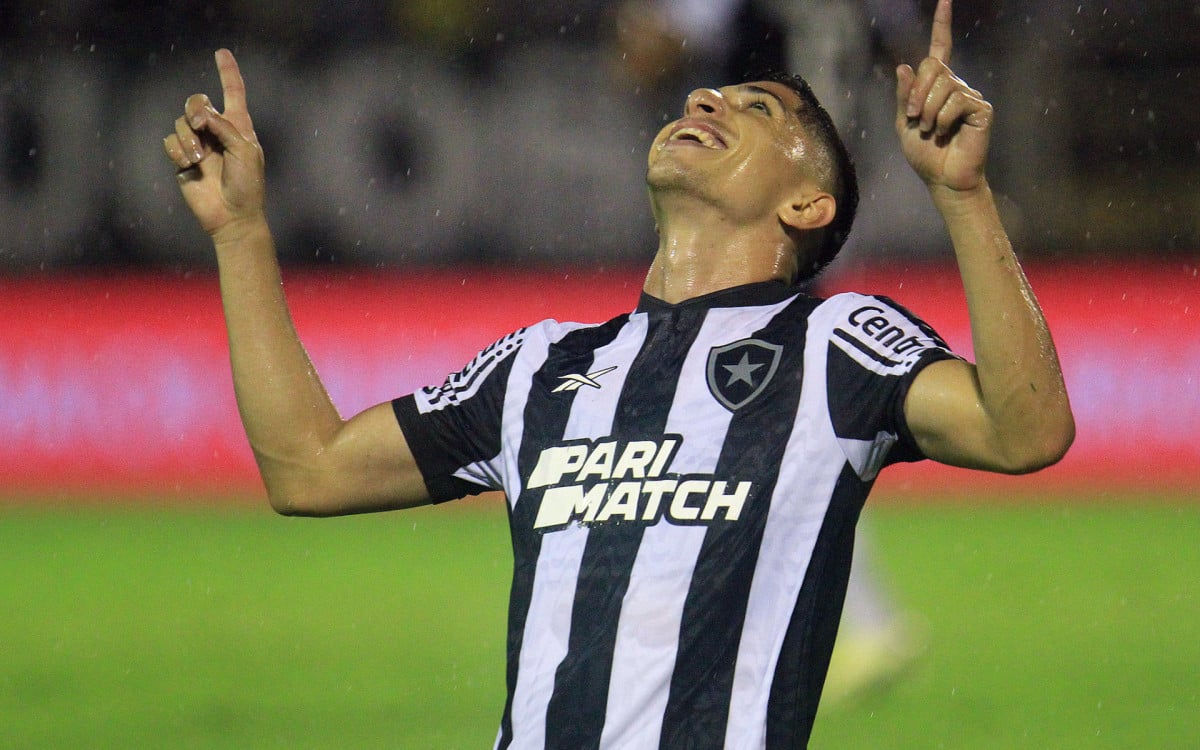 Savarino celebra o seu primeiro gol com a camisa do Botafogo