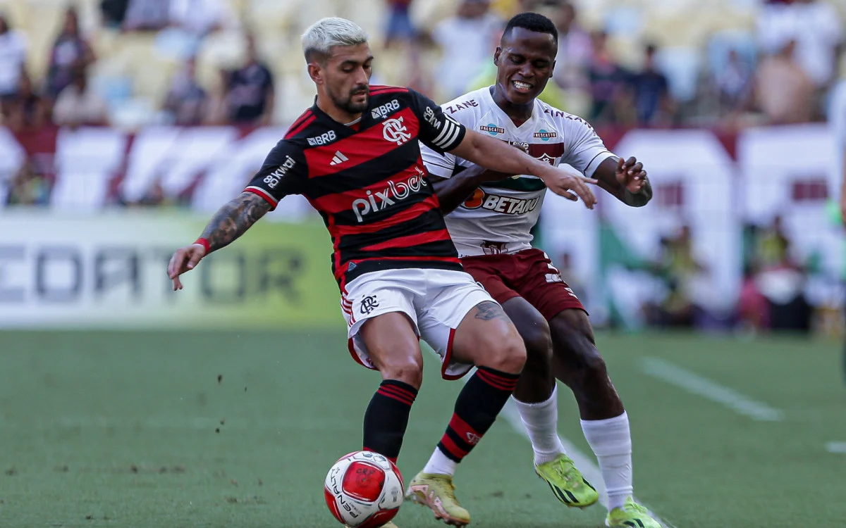 Arrascaeta e Arias disputam a bola no clássico entre Flamengo e Fluminense