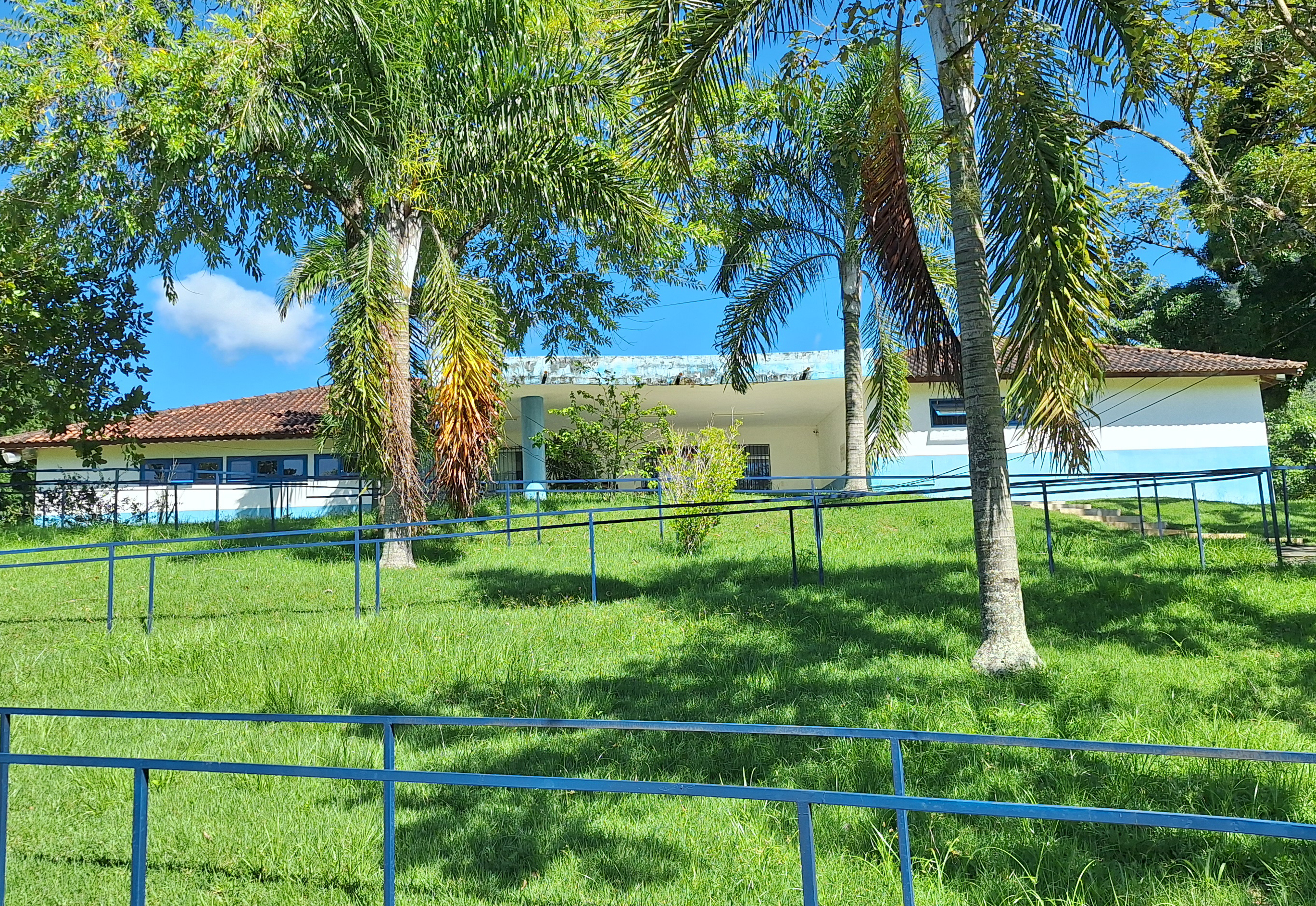 Escola Técnica Municipal Natálio Salvador Antunes, localizada na Avenida Miguel Peixoto Guimarães, no distrito de Córrego do Ouro