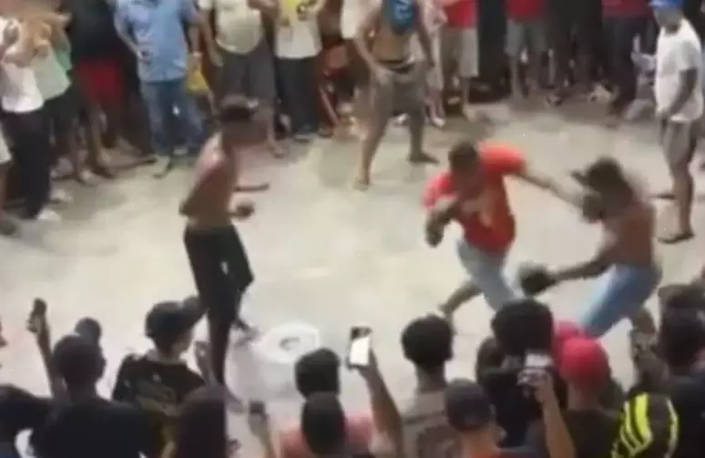 "UFC" de rua clandestino na cidade de São Paulo.