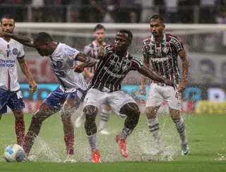 Fluminense perde de virada para o Bahia em jogo marcado por longa paralisação