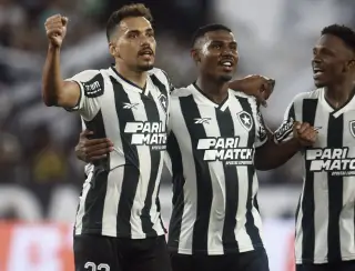 Botafogo tem dificuldades, mas bate o Vitória no Nilton Santos