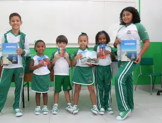 Alunos da rede municipal de Carapebus começam a receber novos uniformes e kits escolares