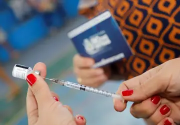 Para facilitar o acesso desses munícipes à imunização, o Município está oferecendo repescagem de 1ª e 2ª dose, de segunda a sábado