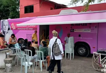 O ônibus rosa permanecerá no distrito de Barra de São João até o final desta semana 