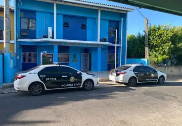 Viaturas da Polícia Civil nesta quarta-feira, dia 16, em frente à Câmara Municipal de Quissamã