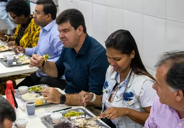 O prefeito recebeu a primeira refeição e almoçou junto com a família no refeitório coletivo