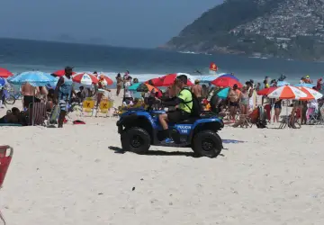 Movimentação na praia de Ipanema, no Posto 10, na manhã deste domingo (03)