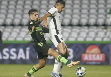 Time ficTiquinho Soares na partida entre Coritiba e Botafogo, pela 36ª rodada do Brasileirãoa a três pontos do líder Palmeiras, que foi a 66 com a vitória sobre o América-MG