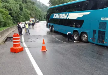 Ônibus tentou passar e ficou preso na ondulação da pista de subida da Serra das Araras neste domingo (21)