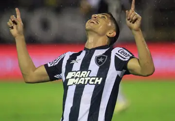 Savarino celebra o seu primeiro gol com a camisa do Botafogo