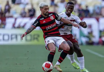 Arrascaeta e Arias disputam a bola no clássico entre Flamengo e Fluminense