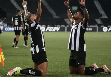 Atacante Júnior Santos (direita na foto) é o destaque com quatro gols