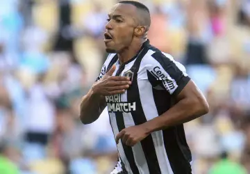 Marlon Freitas marcou duas vezes na vitória do Botafogo sobre o Fluminense