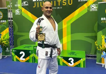 Praticante de Jiu-Jitsu há 11 anos, Rogério Big, competiu na categoria Faixa Preta Master 5 Super Pesado