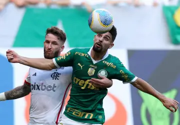 Léo Pereira na marcação de Flaco López, em Palmeiras x Flamengo, no Allianz Parque