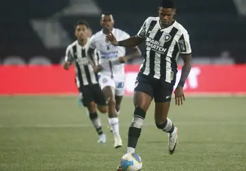Botafogo tem dois gols anulados, perde para o Bahia e deixa liderança escapar