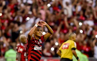 Flamengo goleia Athletico-PR por 5 a 0