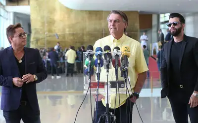 Bolsonaro recebe apoio de ex-senadores e cantores sertanejos