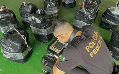 PF e PRF apreendem 1,5 tonelada de cocaína a bordo de navio