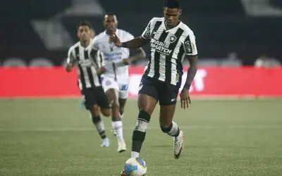 Botafogo tem dois gols anulados, perde para o Bahia e deixa liderança escapar