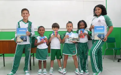 Alunos da rede municipal de Carapebus começam a receber novos uniformes e kits escolares