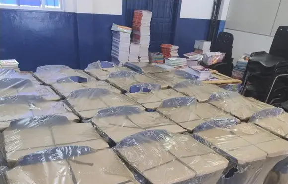 Dez mil carteiras e mesas são entregues nas escolas da rede municipal